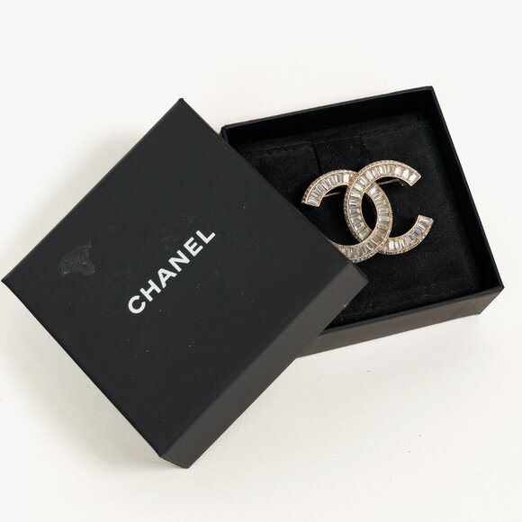 Chanel Baguette Cut Rhinestone CC Logo Brooch - Picture 5 of 5